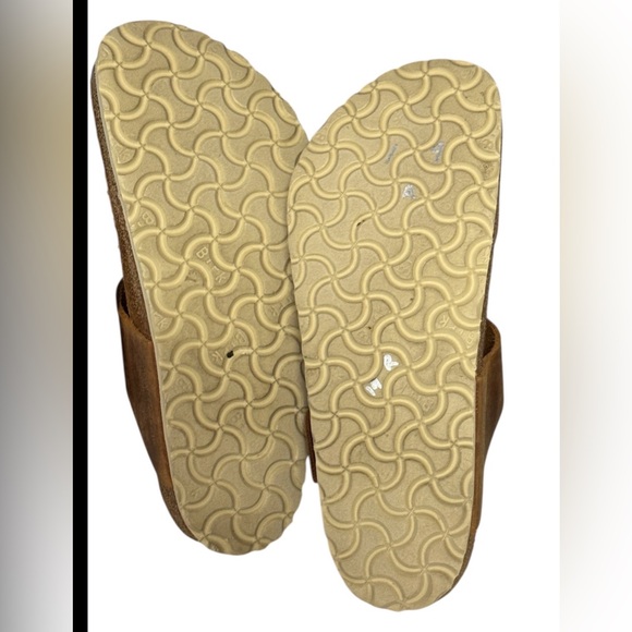 Like new! Gizeh Big Buckle Sandal in Cognac
BIRKENSTOCK - Picture 7 of 8